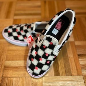 VANS Sherpa Slip On- Juniors 6 = Women’s 7.5